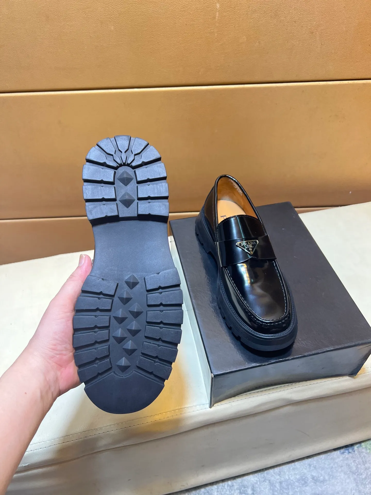 pp440💰👑👑👑 PRADA·PRADA Niuli·Exclusive first launch·～Unique modern style sneakers. Counter purchasing 🏃casual leather shoes😍😍 original shiny leather imported from Italy (refuses to discolor and rub feet) soles: original soles specially provided by the original factory, super cool 😍 lace up and walk with wind 👍 style design ⚠️ super comfortable, wear-resistant and non-slip original soles. Just like shooting the real thing🎬The real thing is better. Suitable for outdoor and driving👍Perfect high-quality sneakers, men's shoe size: 38-44